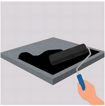 Aplikasikan primer bitumen secara merata ke seluruh permukaan dak beton. Biarkan hingga kering sentuh selama ±2–4 jam, tergantung pada kondisi cuaca. Primer berfungsi sebagai lapisan perekat antara beton dan membran.​