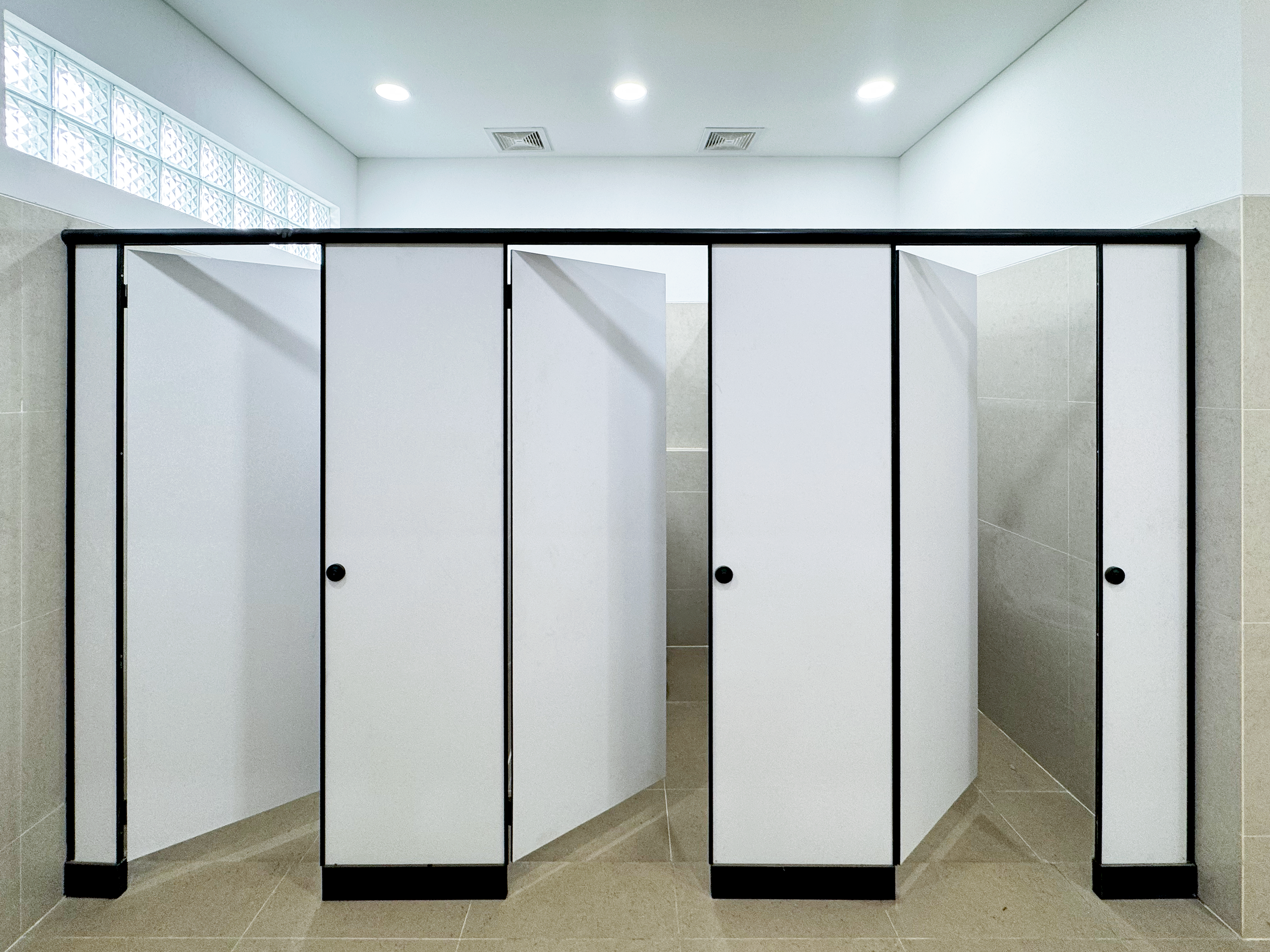 Phenolic Board for Toilet Cubicles: Why Is It the Preferred Choice for Commercial Buildings?
