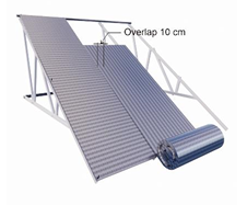Pasang lembaran berikutnya di samping lembaran pertama dengan tumpang tindih (overlap) minimal 10 cm. Tutup area sambungan menggunakan aluminium tape untuk memastikan perlindungan yang optimal.​
